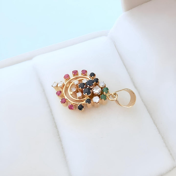 photo de près pendentif femme or 18 carats