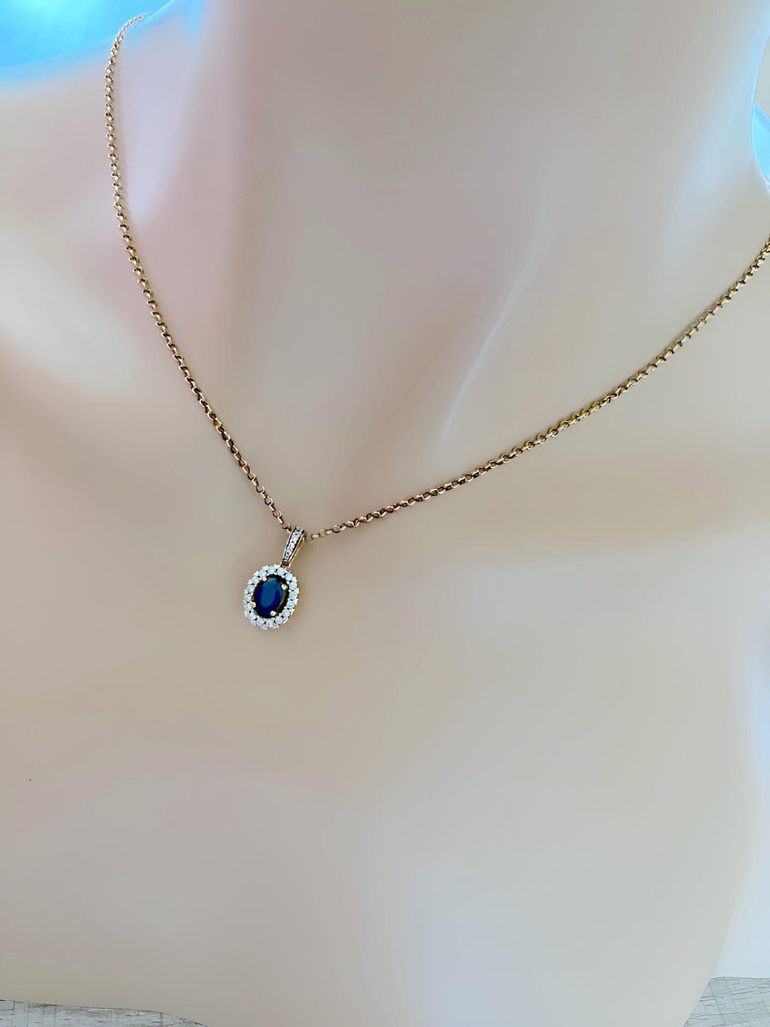 vue sur le cou du pendentif femme saphir diamants or 18 carats