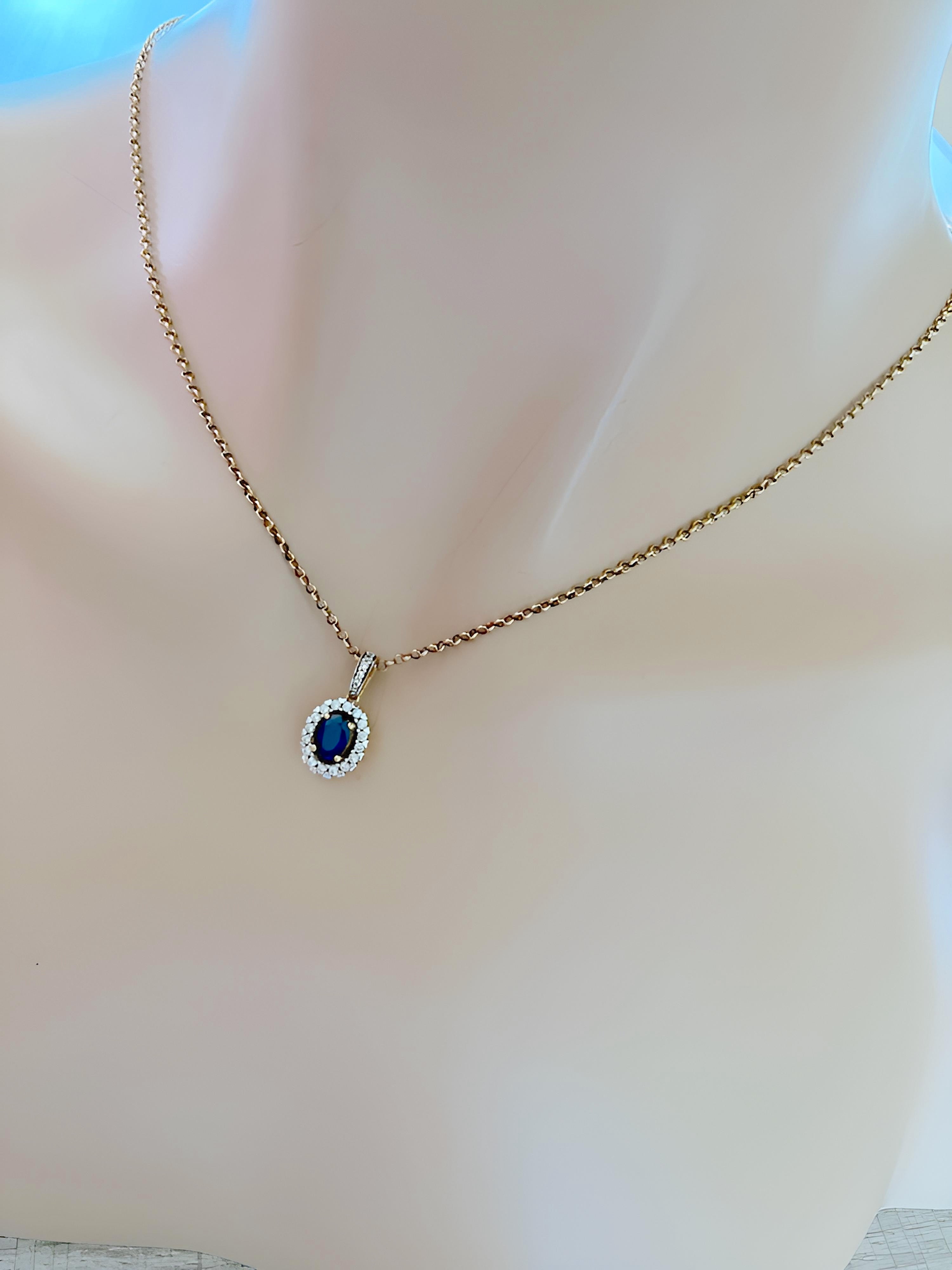 vue sur le cou du pendentif femme saphir diamants or 18 carats