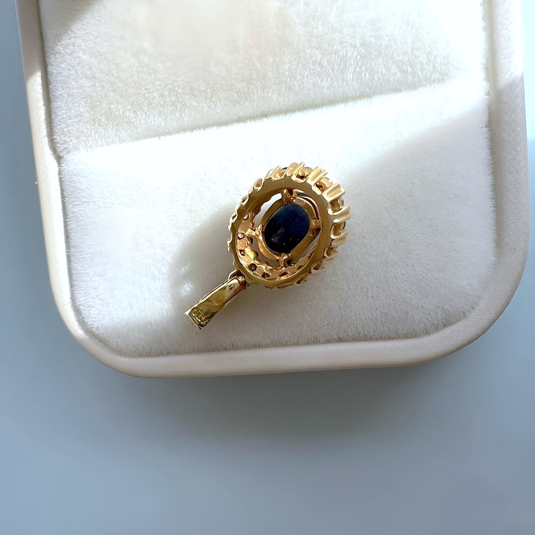 vue détaillée pendentif joaillerie de luxe  or saphir et diamants