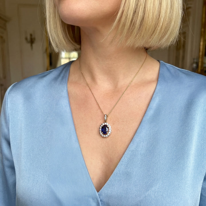Pendentif marguerite saphir et diamants or 18K porté autour du cou