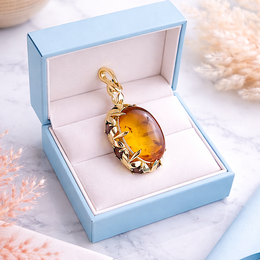 vue en écrin pendentif ambre maty or 18 carats

