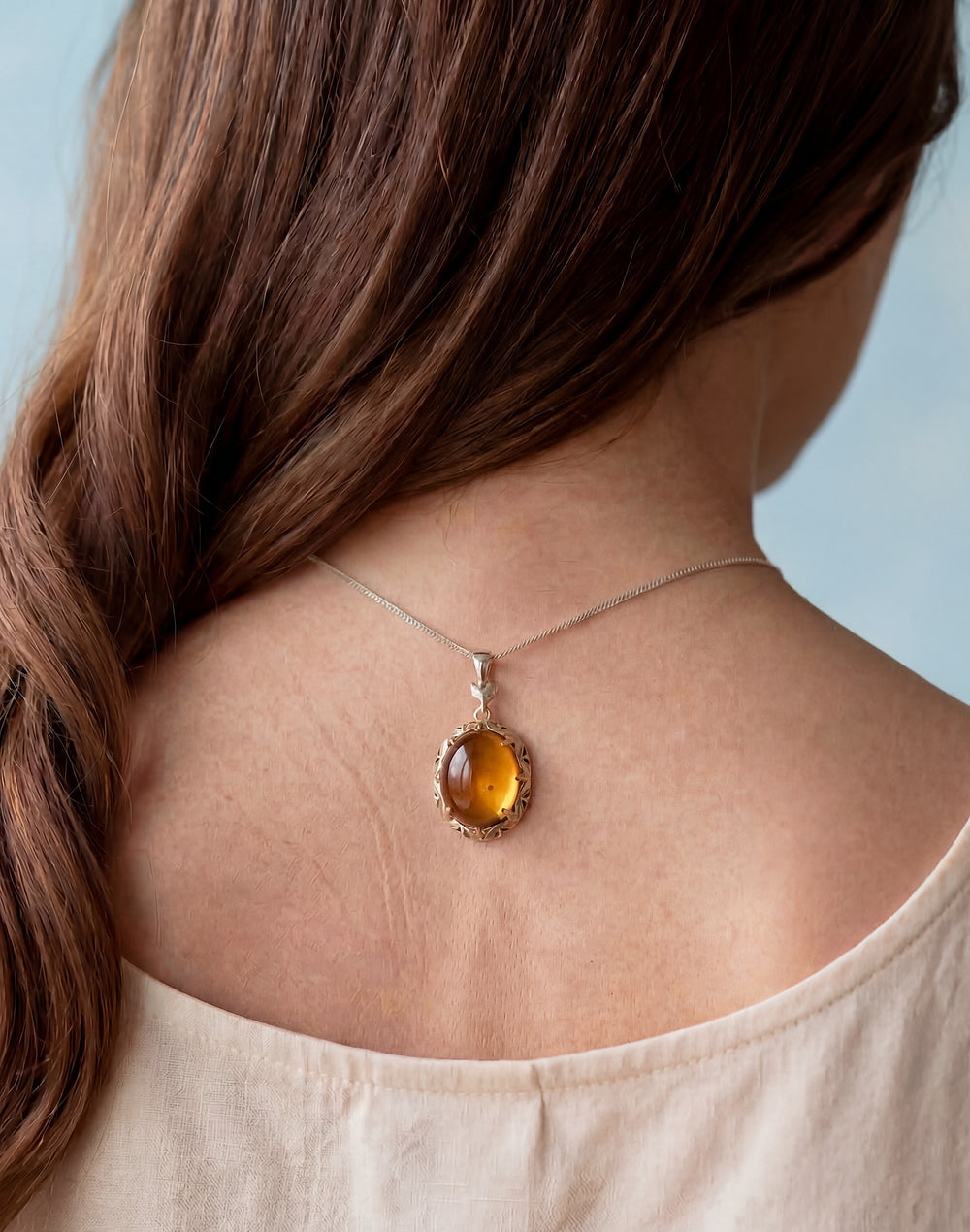 vue sur femme pendentif maty ambre or jaune 18K