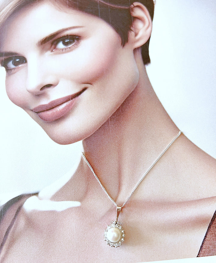 photo portée pendentif occasion perle de culture diamants or blanc 18K