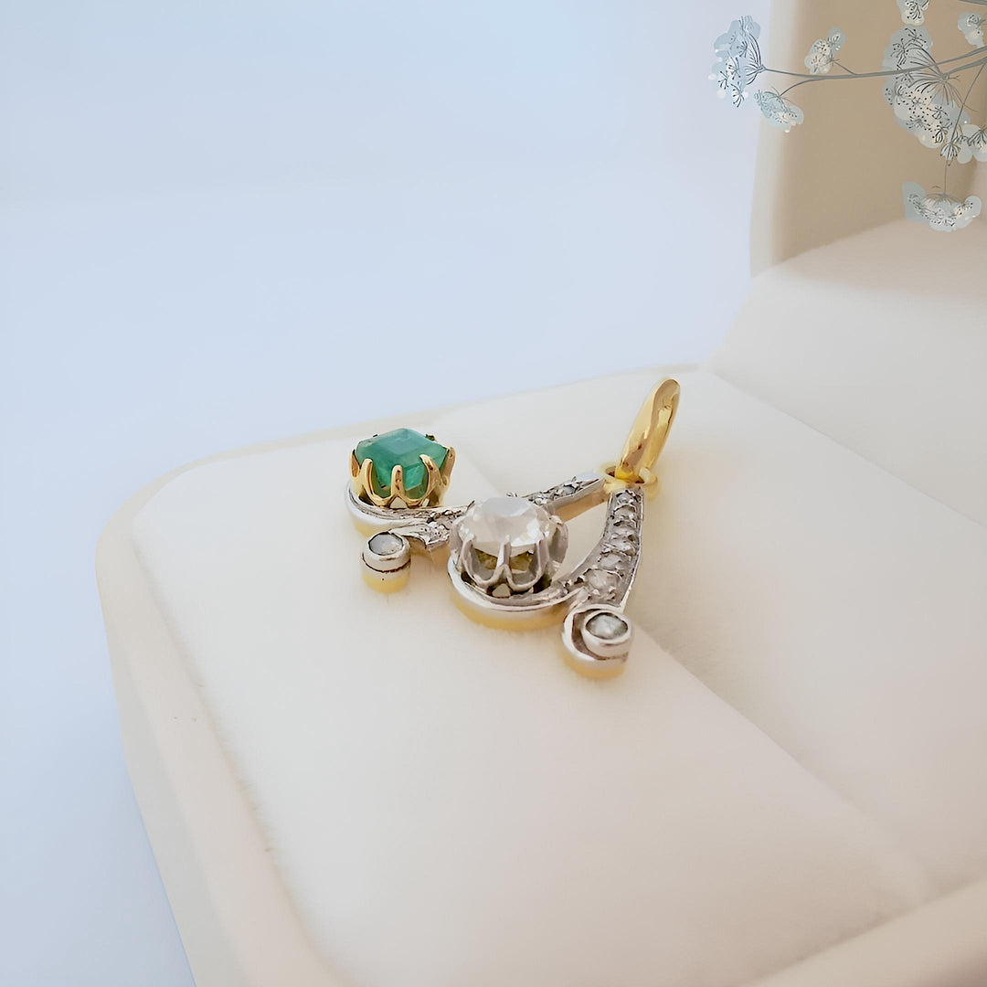 Pendentif ancien belle époque émeraude et diamants sur or 18K et platine (950°/°°)