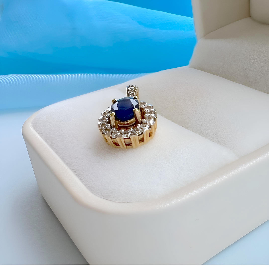vue détaillée pendentif saphir bleu et diamants or 18 K