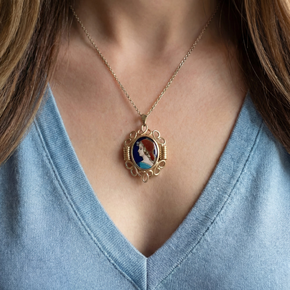 vue du pendentif porté pendentif vintage or jaune 18K R. Philippon