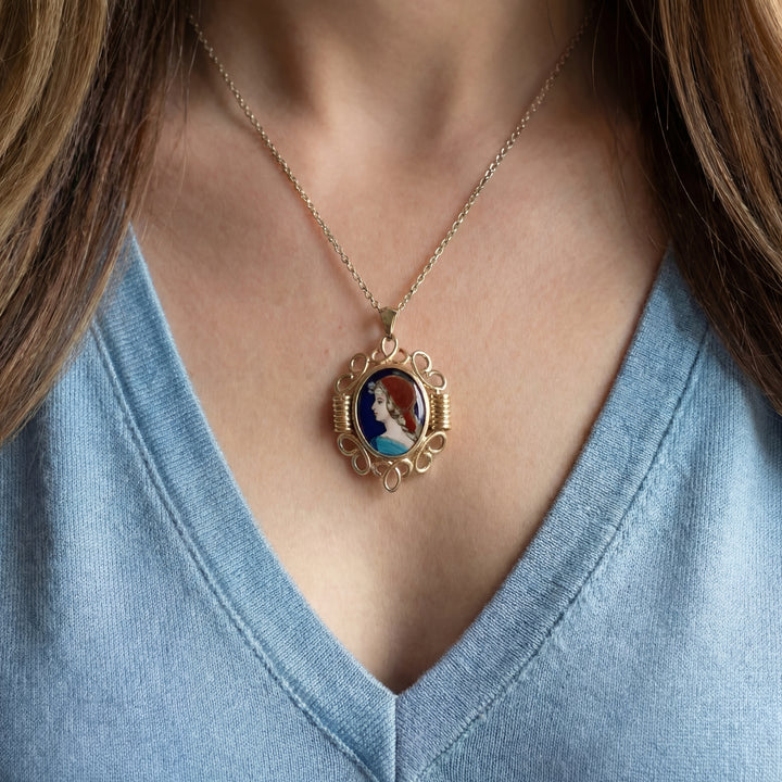 vue du pendentif porté pendentif vintage or jaune 18K R. Philippon
