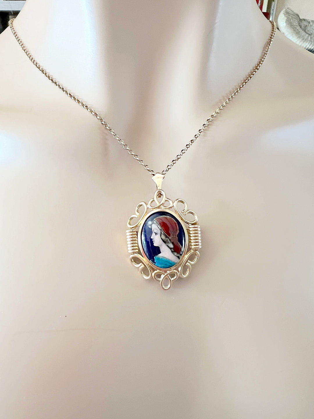 photo portée pendentif vintage portrait femme sur email de limoges