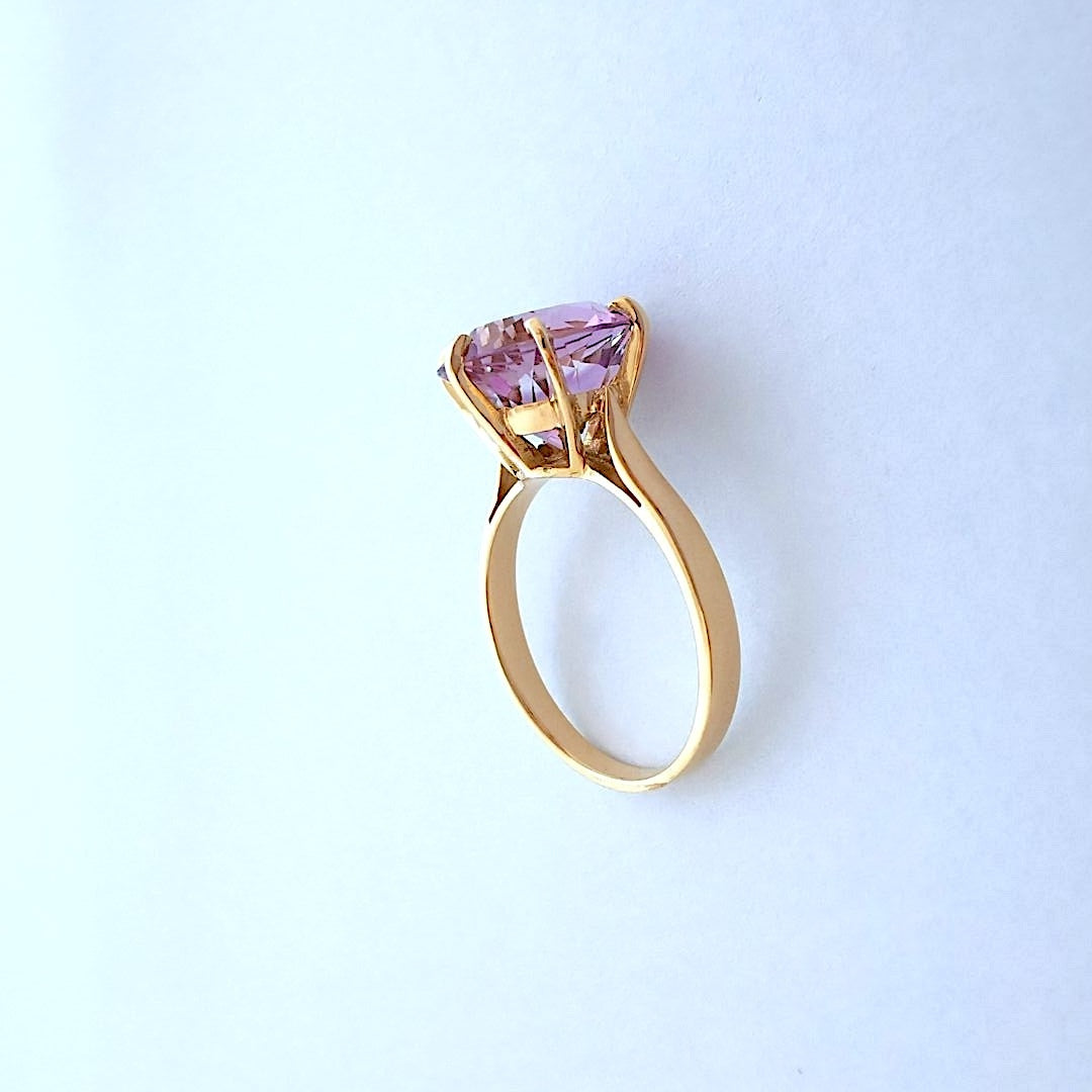 Détail pierre violette bague améthyste en or jaune joaillerie circulaire d’occasion raffinée chez Valordiams