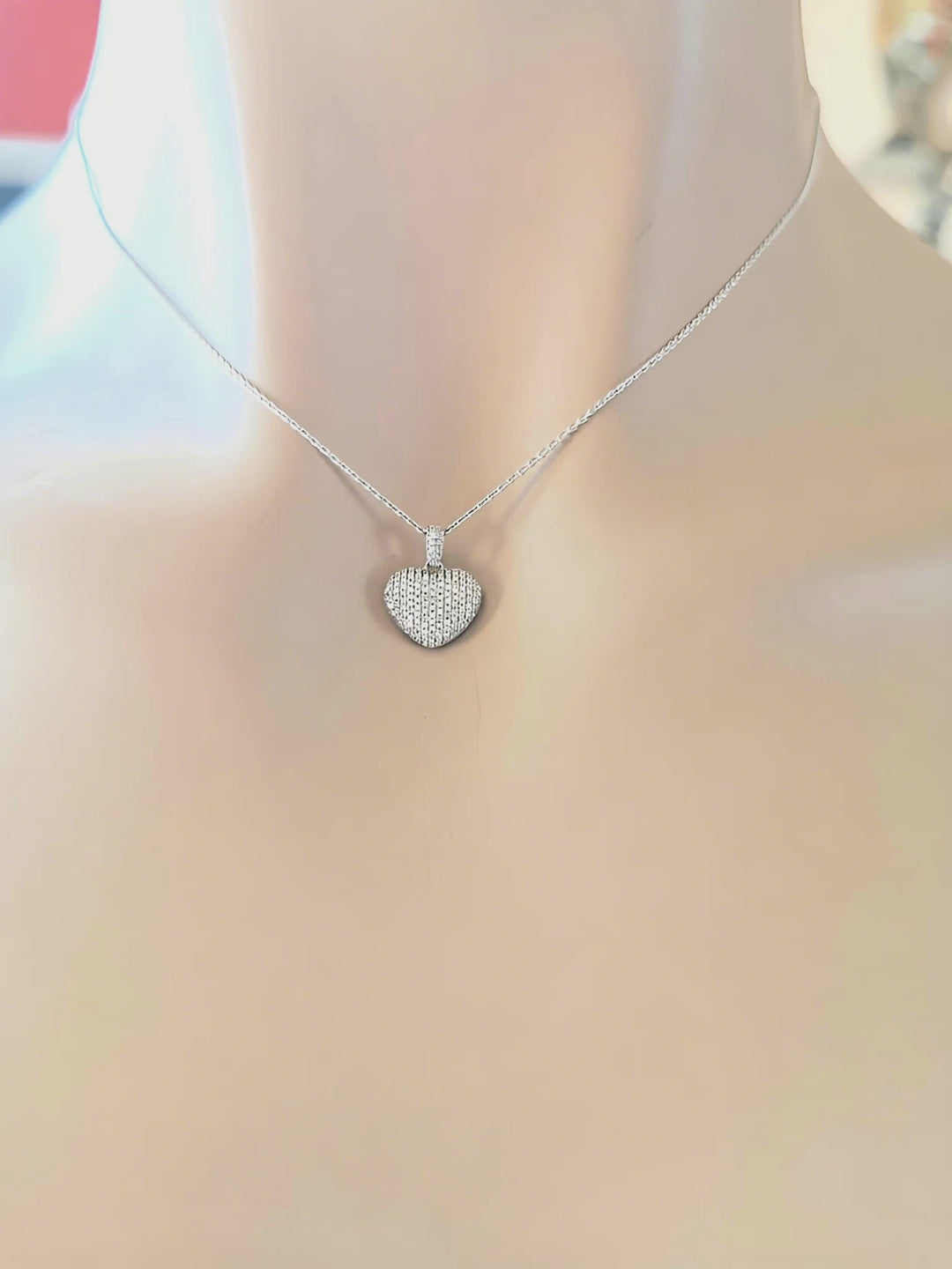 vidéo Collier cœur pavé de diamants Or blanc 18K Signé MATY