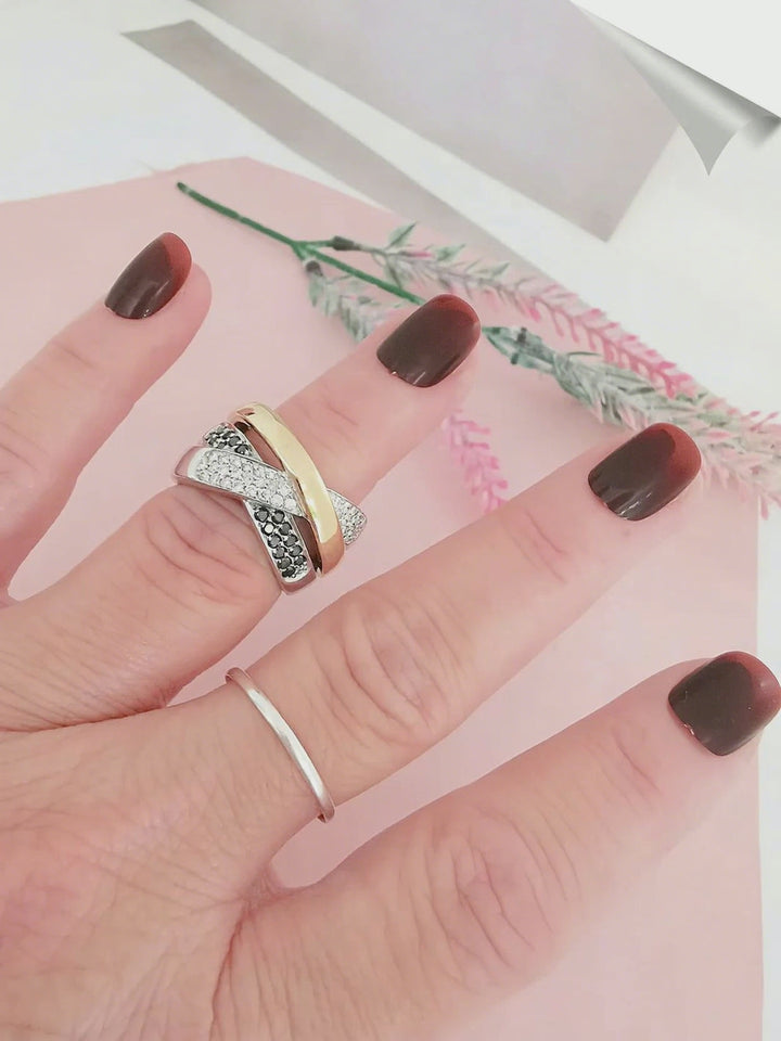 Bague croisée diamants blancs et diamants noirs Or 18K