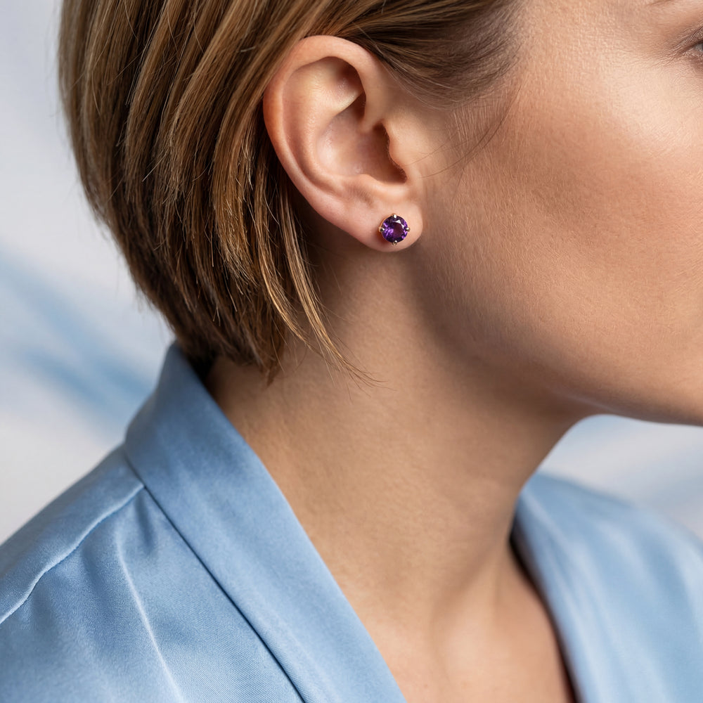 vue sur l'oreilles boucles d'oreilles amethyste or jaune 18k