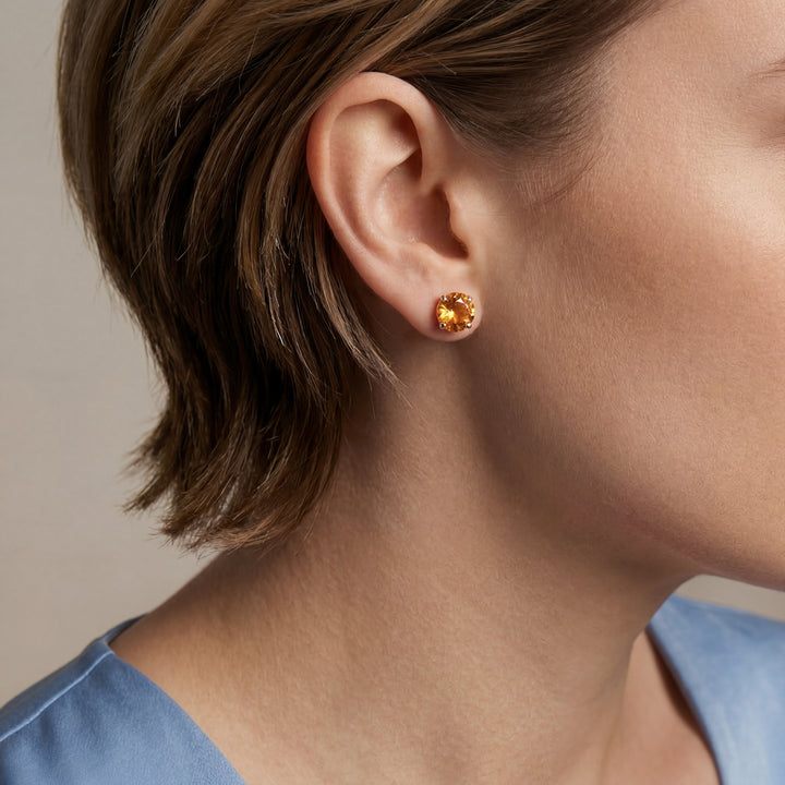 vue des boucles portées puces d'oreilles citrines jaunes or 18 carats