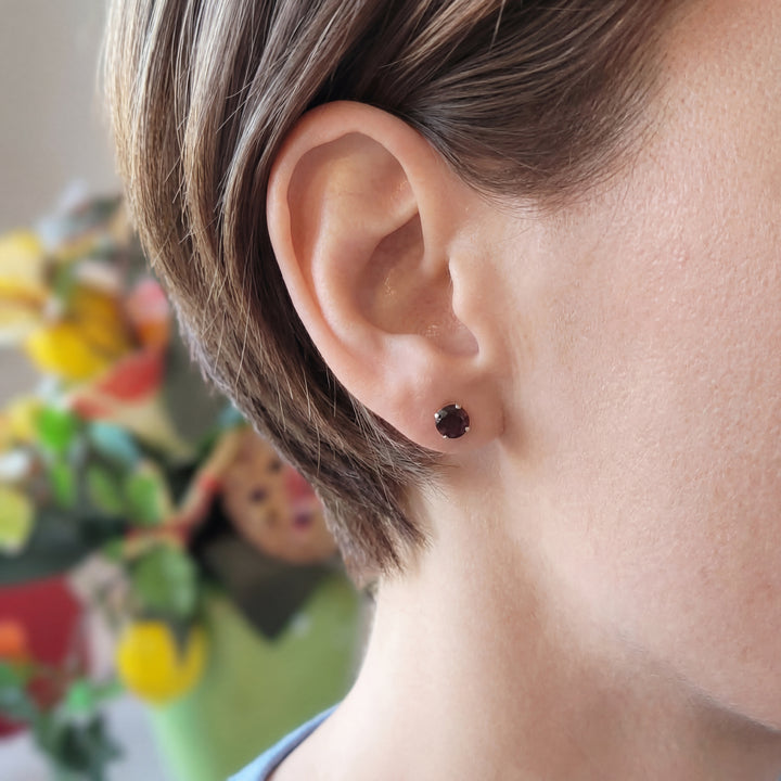 vue sur l'oreille puces d'oreilles quartz fumés or jaune 18K