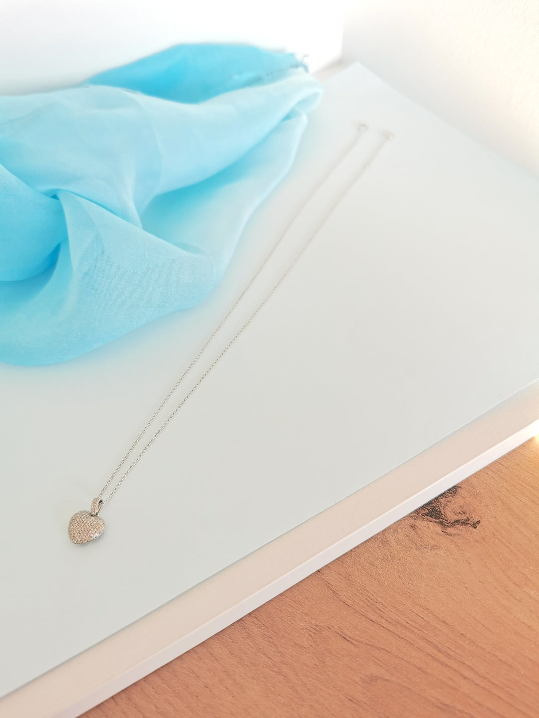 photo de toute la longueur valordiams bijoux collier maty diamants or gris 18 carats