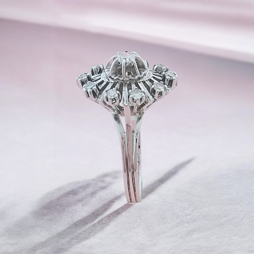 photo droite de joaillerie circulaire bijoux occasion Bague Vintage Diamants Or gris 18K 