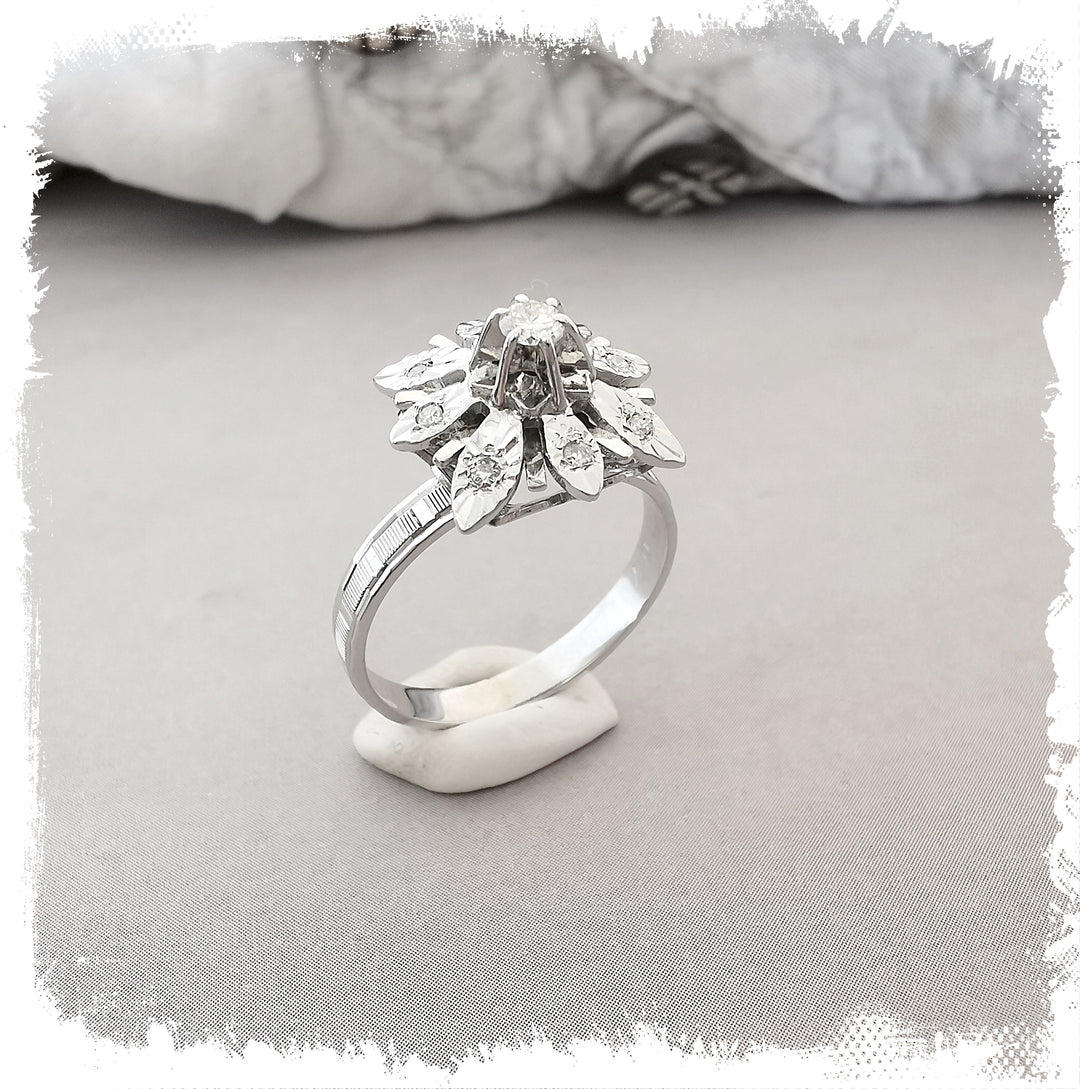 Bague Fleur Ancienne / Diamants / Or Gris 18 K / 18 carats / (750°/°°)