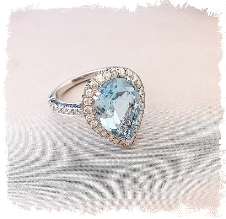 Bague Topaze bleue / Diamants / Saphirs / Or Gris 18 K / (750°/°°) / 18 carats