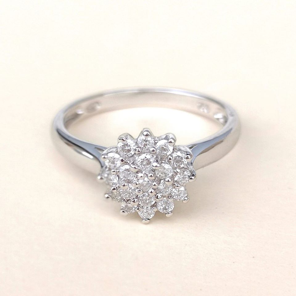 NEUVE / Bague Fleur / Diamants /Joaillerie Or Blanc 18 K / 750/1000 / Or 18 carats