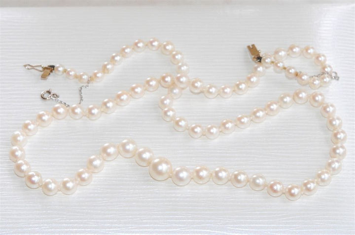 COLLIER DE PERLES DE CULTURE EN CHUTE / FERMOIR ET CHAINE OR GRIS 18 K ( 750/1000 )