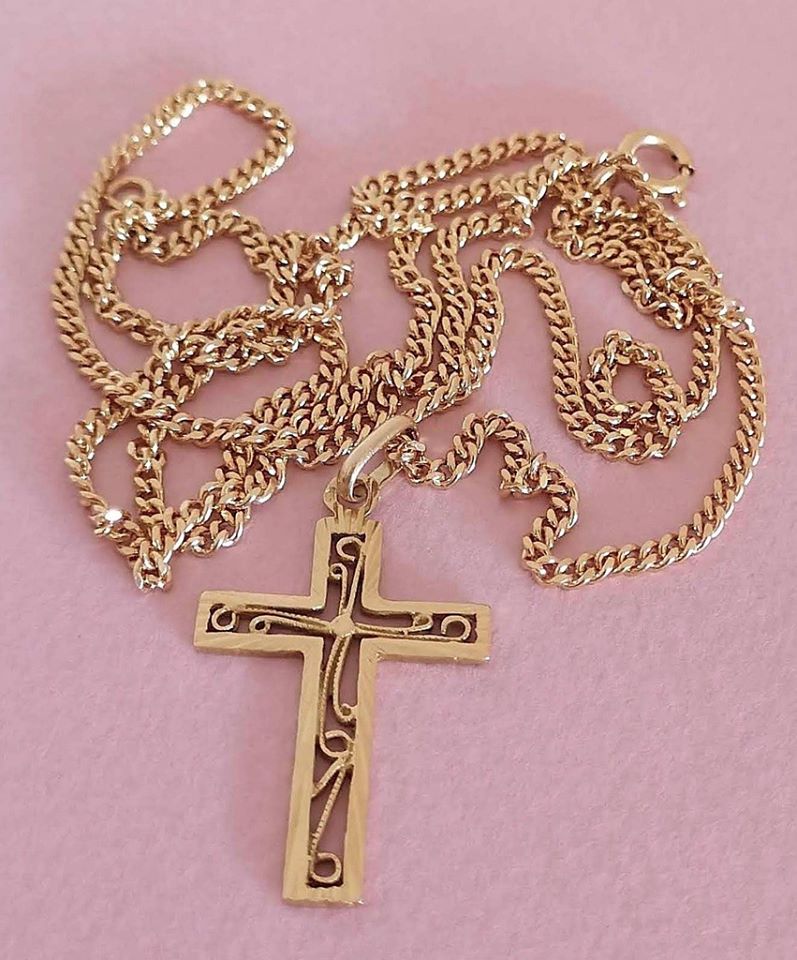 Collier Chaîne + Pendentif Croix Religieuse / Or Jaune 18 K / 750 / 18 carats