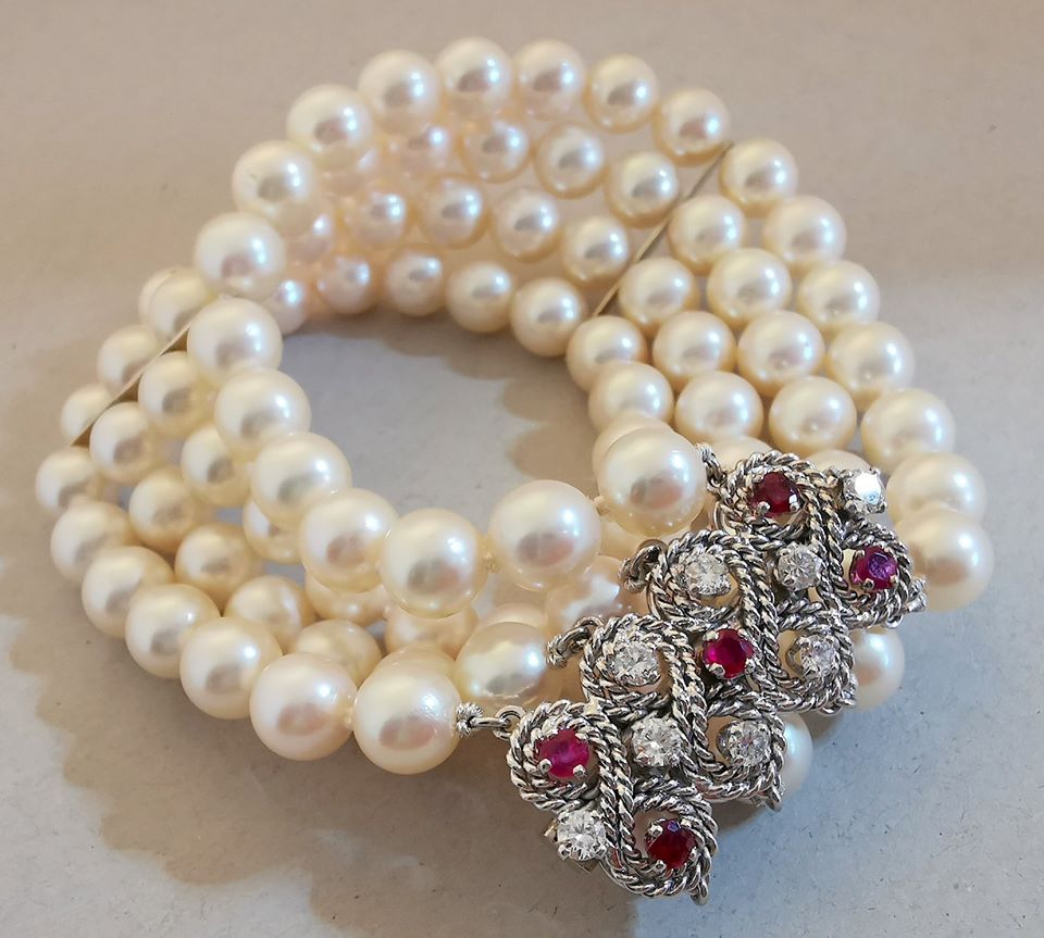 Bracelet manchette / Perles de culture Akoya / Diamants / Rubis / Or Gris 18 K / 750