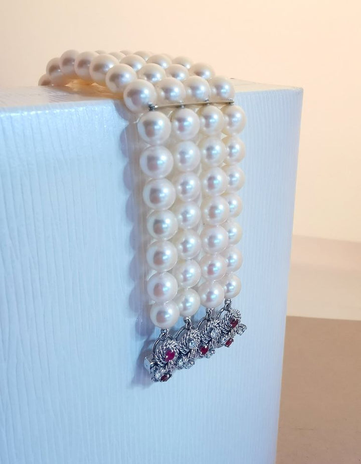 Bracelet manchette / Perles de culture Akoya / Diamants / Rubis / Or Gris 18 K / 750