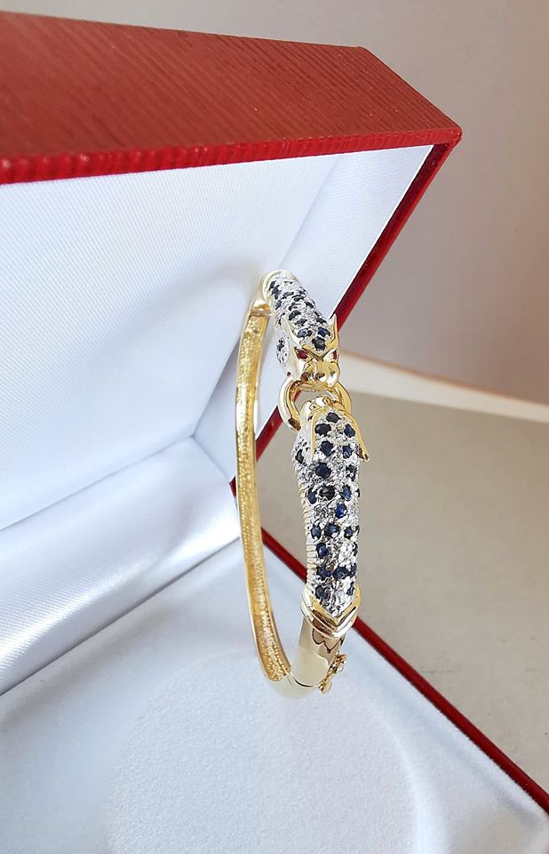 Bracelet ouvrant / 2 têtes de Panthère / Or 18 K / Diamants / Saphirs / 18 carats / 750