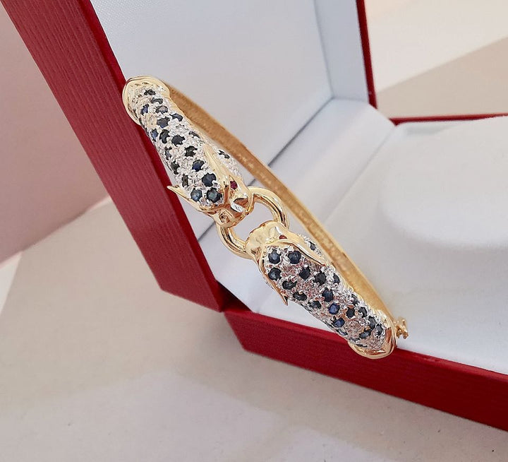 Bracelet ouvrant / 2 têtes de Panthère / Or 18 K / Diamants / Saphirs / 18 carats / 750
