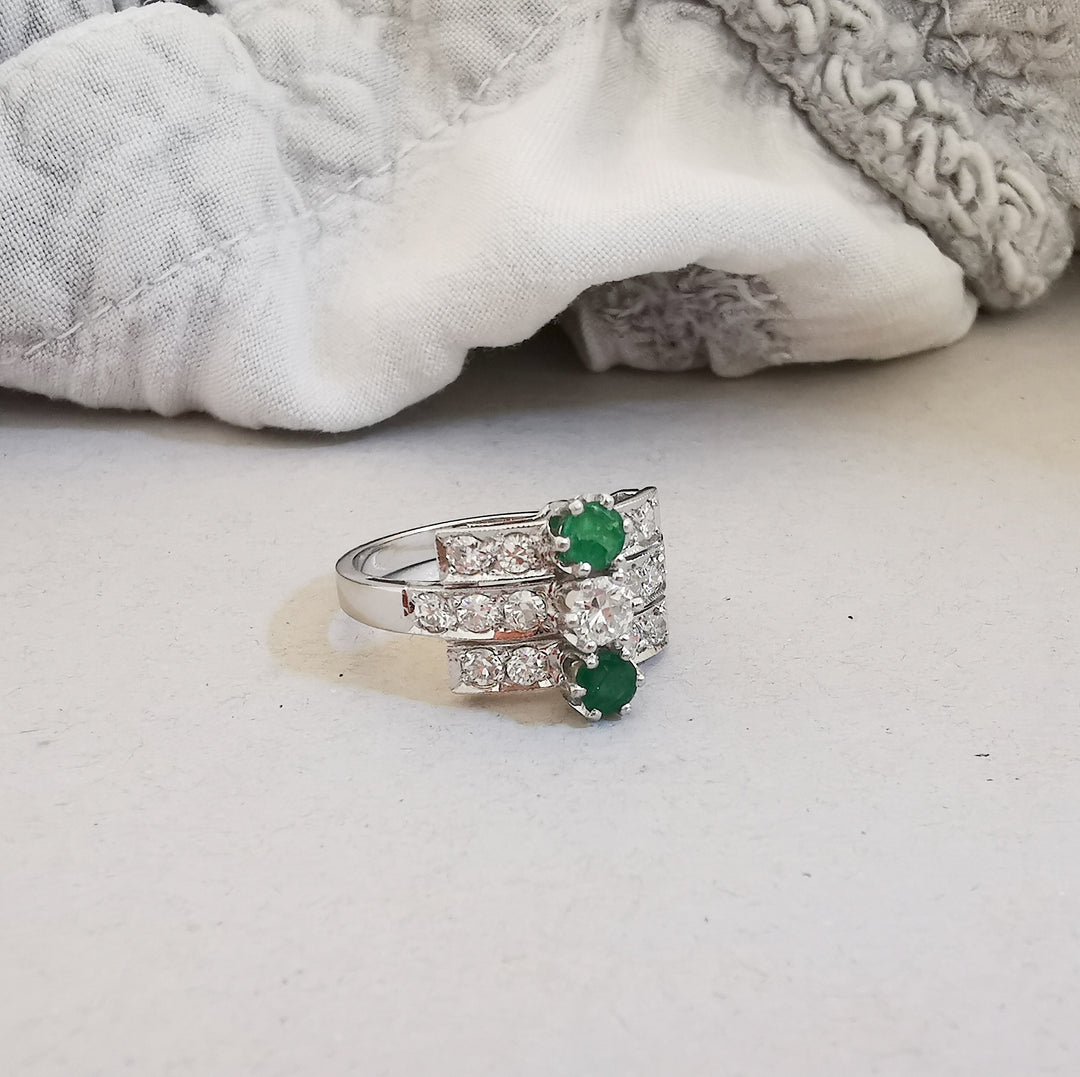 Bague / Emeraudes / Diamants 0,80 ct / Or 18 K gold / 18 carats / 750