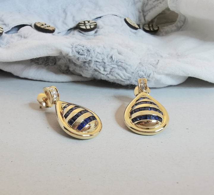 Boucles d'oreilles pendantes / Saphirs / Diamants / Or 18K gold / 750 / 18 carats