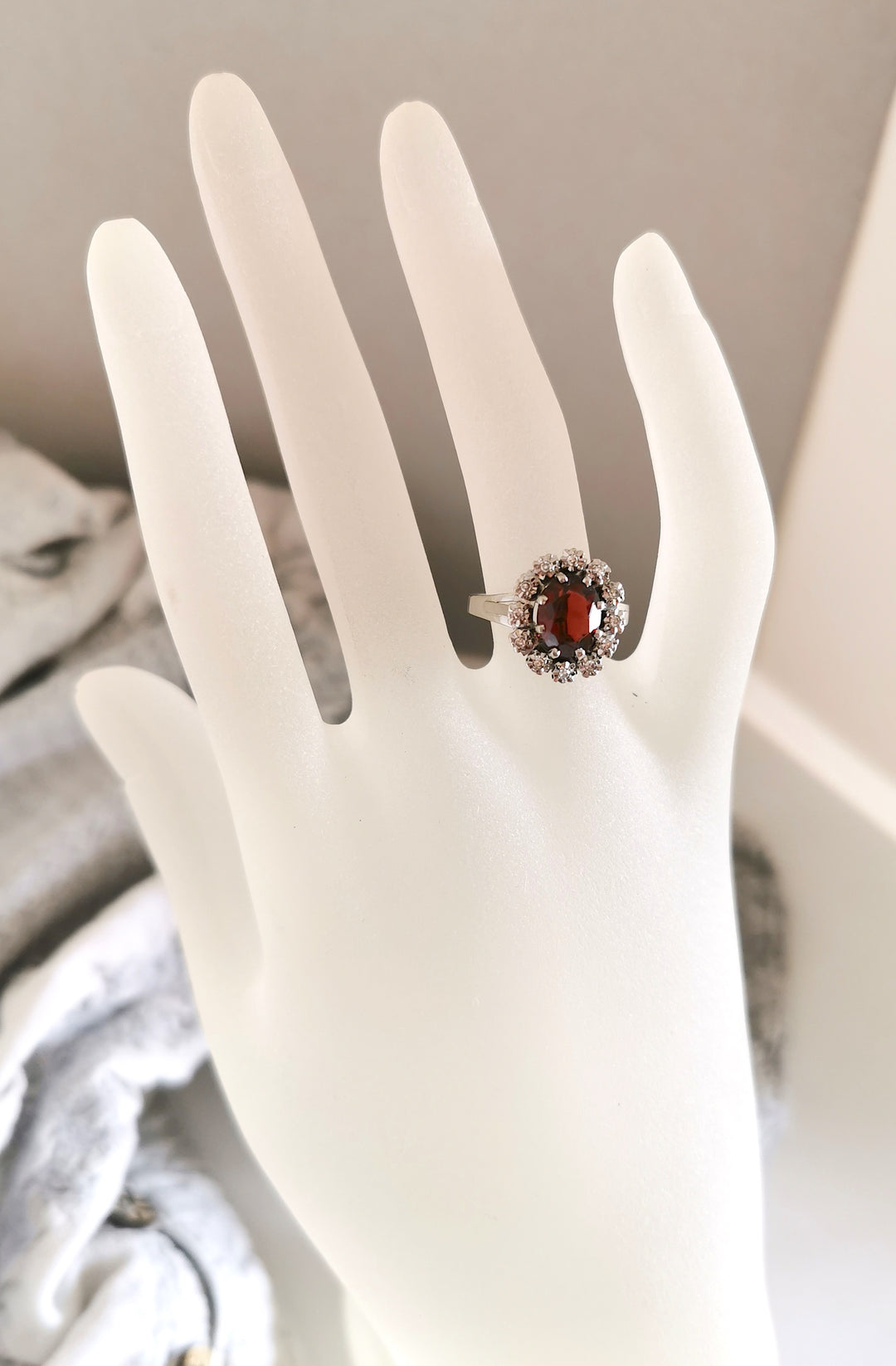 Bague Marguerite / Grenat / Diamants / Or 18 K / 750 / 18 carats