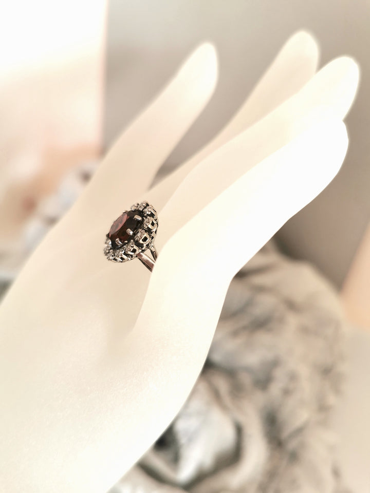 Bague Marguerite / Grenat / Diamants / Or 18 K / 750 / 18 carats