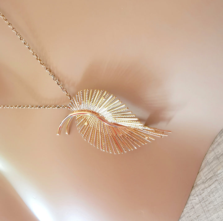 Pendentif / Broche / Feuille stylisée / Or 18 K Gold / 750 / 18 carats