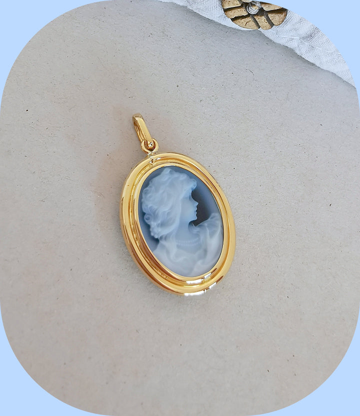 Pendentif Or 18 K / Camée agate bleue sur Onyx / 18 carats / 750/1000