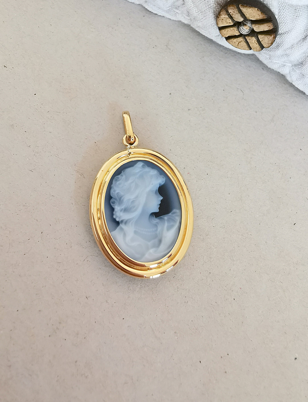 Pendentif Or 18 K / Camée agate bleue sur Onyx / 18 carats / 750/1000