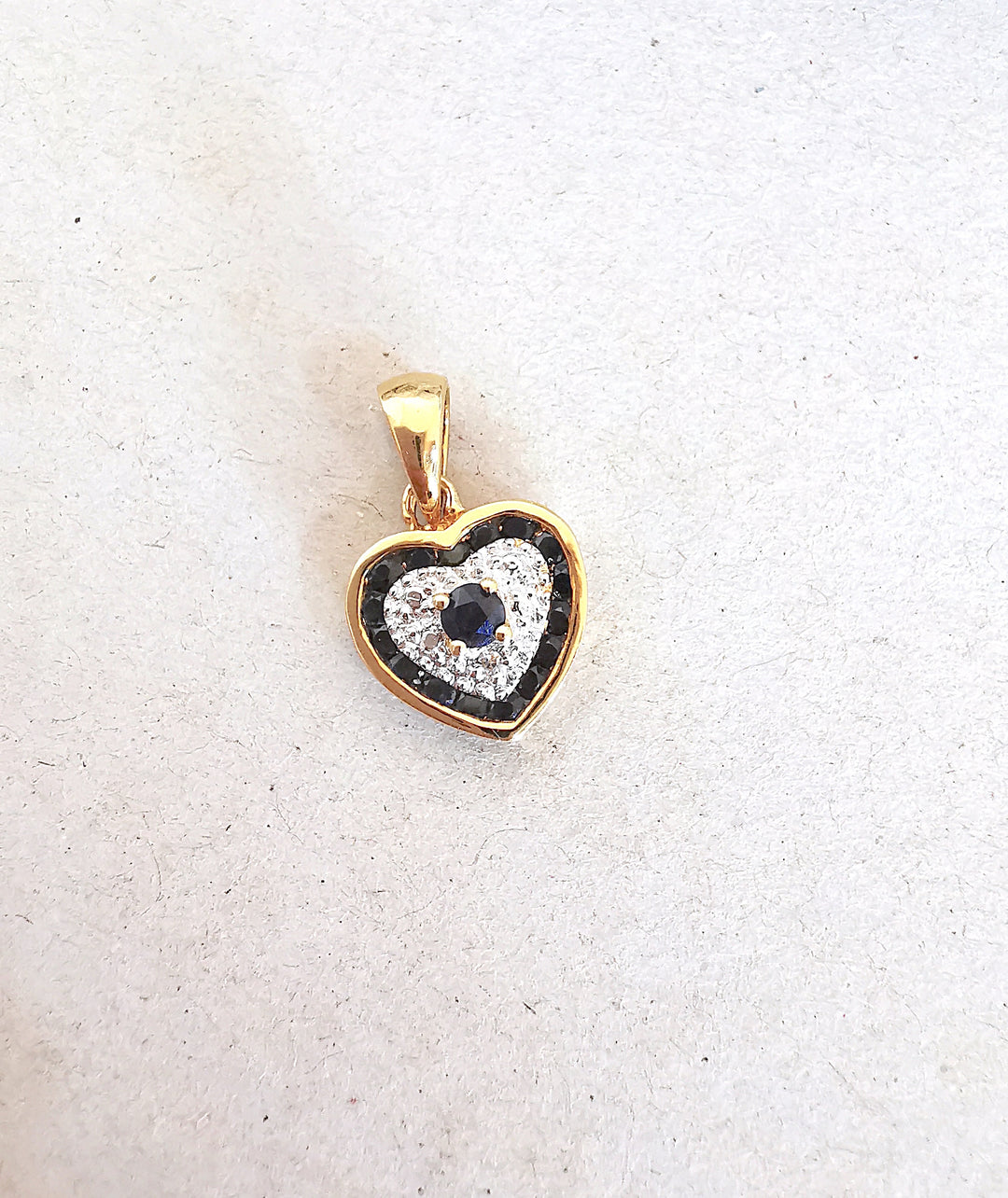 Pendentif coeur / Saphirs / Diamant / Or 18 K / 18 carats / (750°/°°)