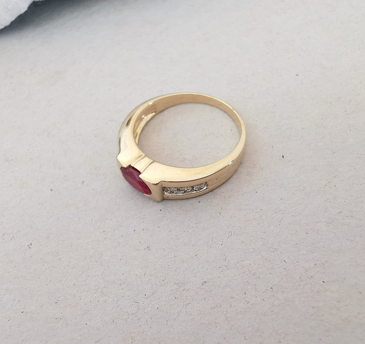 Bague / Rubis / Diamants / Or 18 K gold / 18 carats / 750