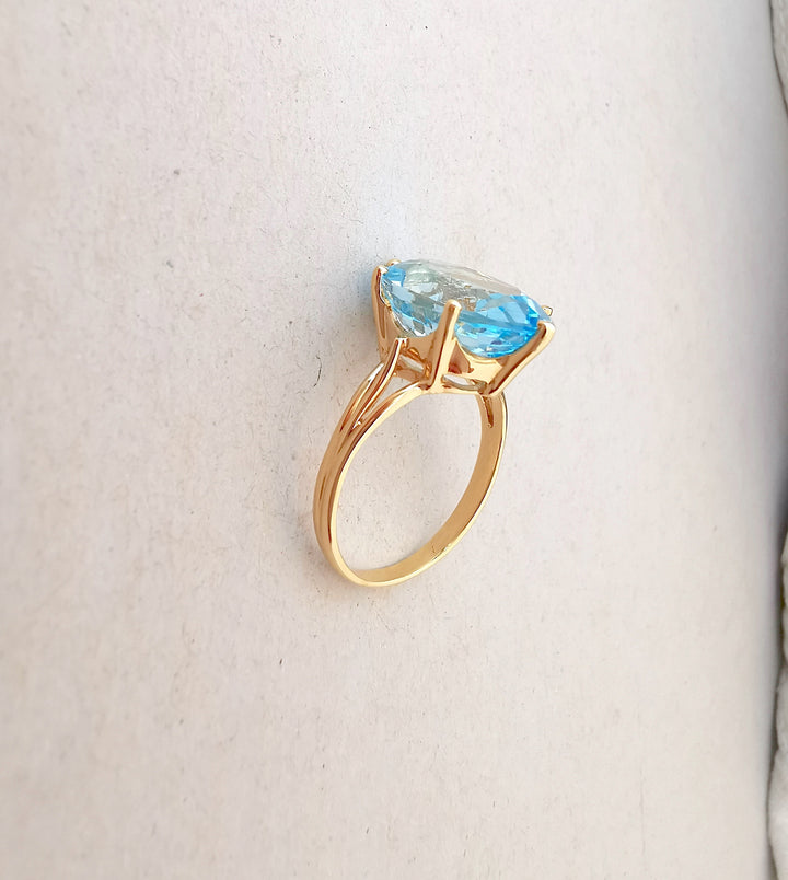 Bague / Topaze Bleue / Or Jaune 18 K / 750/1000 / Or 18 carats