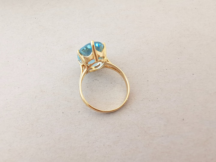 Bague / Topaze Bleue / Or Jaune 18 K / 750/1000 / Or 18 carats