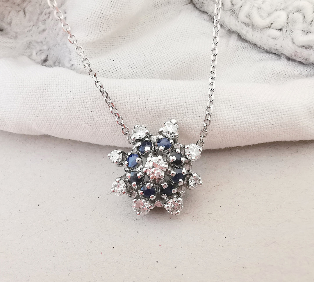 Collier Fleur / Saphirs / Diamants / Or Gris 18 K / 18 carats / 750/1000