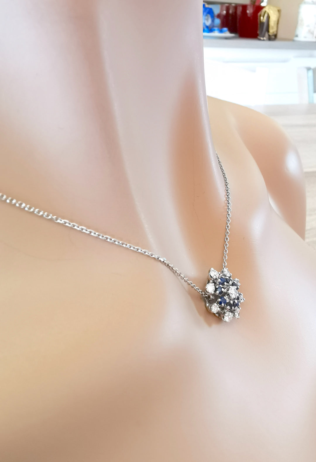 Collier Fleur / Saphirs / Diamants / Or Gris 18 K / 18 carats / 750/1000