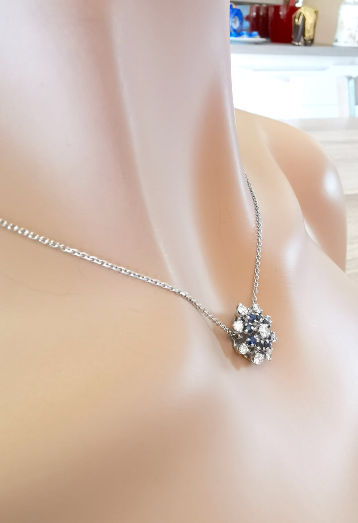 Collier Fleur / Saphirs / Diamants / Or Gris 18 K / 18 carats / 750/1000