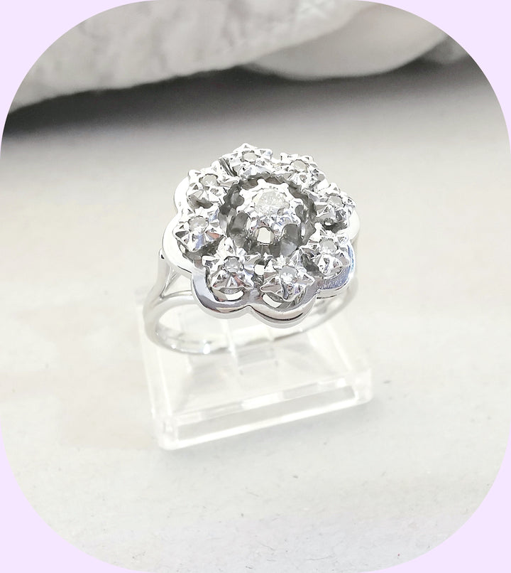Bague Ancienne Marguerite / Diamants / Or Gris 18 K / 18 carats / (750°/°°)