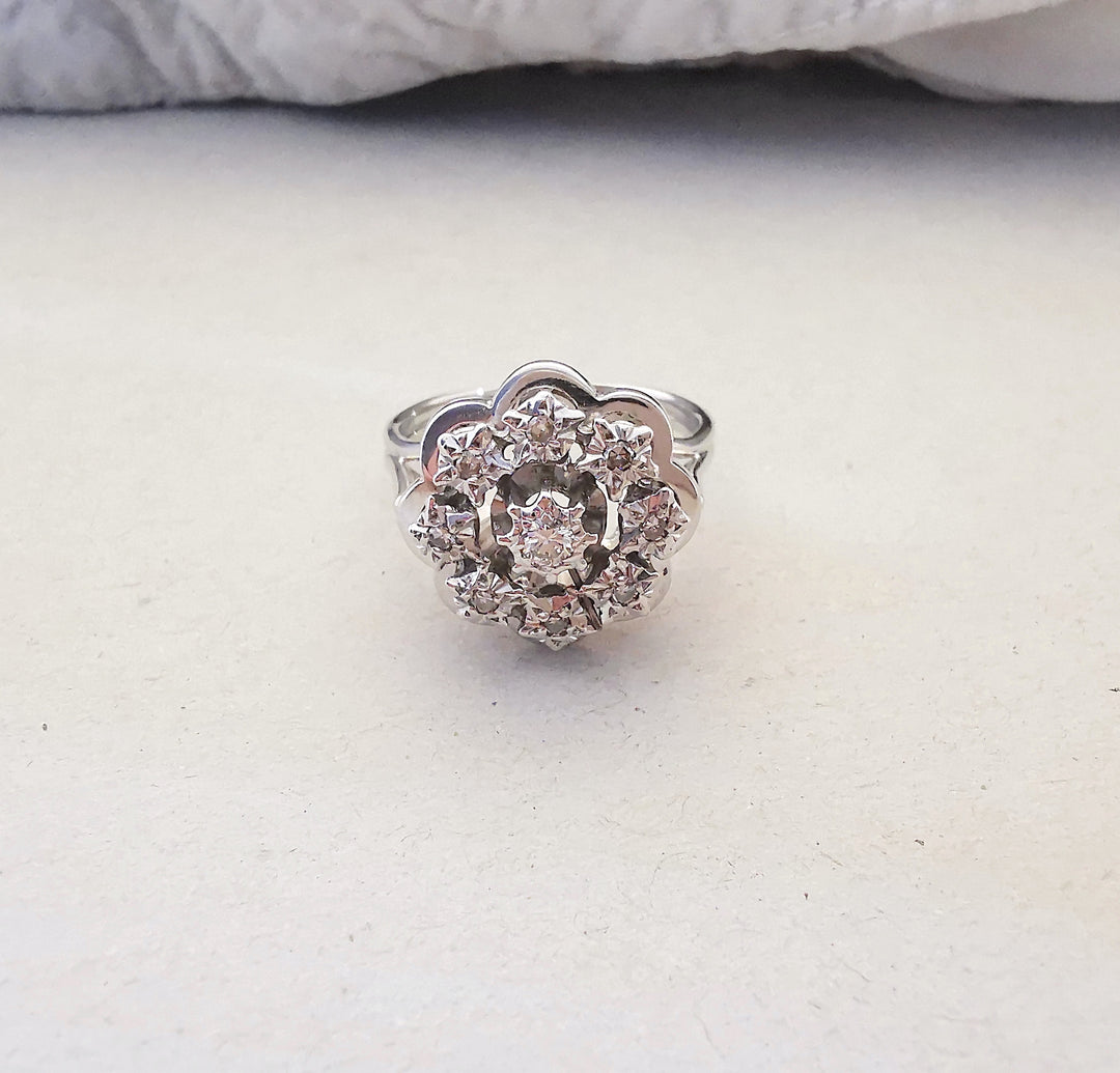 Bague Ancienne Marguerite / Diamants / Or Gris 18 K / 18 carats / (750°/°°)