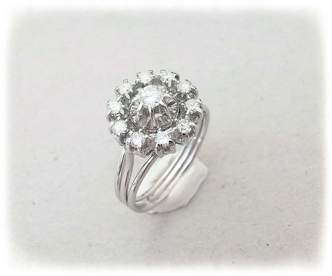 Bague Ancienne Marguerite / Diamants / Or Blanc 18 K / 18 carats / (750°/°°)