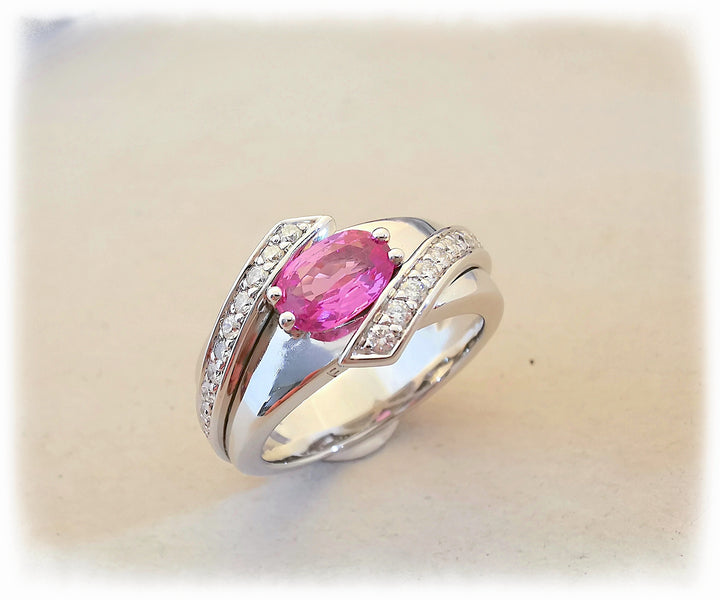 Bague Louis FERAUD / CORINDON Rose / Diamants / Or Gris 18 K / 18 carats / (750°/°°)