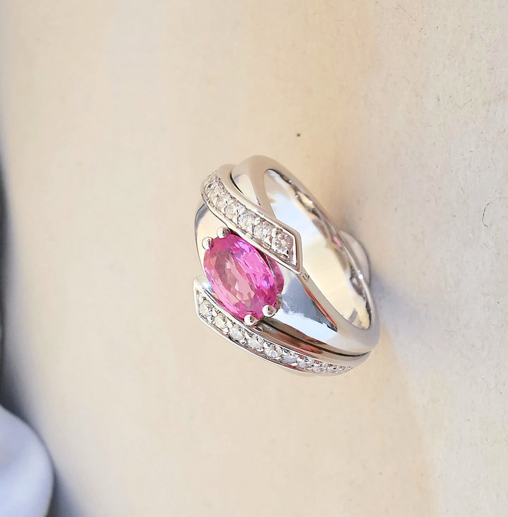 Bague Louis FERAUD / CORINDON Rose / Diamants / Or Gris 18 K / 18 carats / (750°/°°)