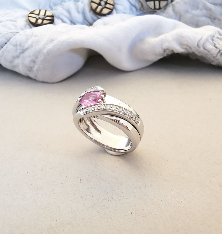 Bague Louis FERAUD / CORINDON Rose / Diamants / Or Gris 18 K / 18 carats / (750°/°°)